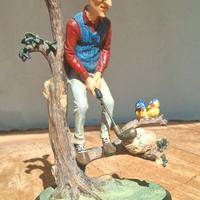 statuetta  di golfista in una posa umoristica,