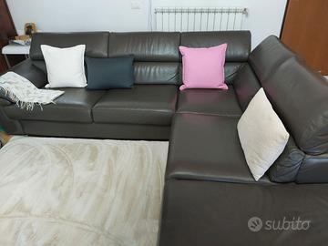 Divano Angolare con Penisola in Pelle