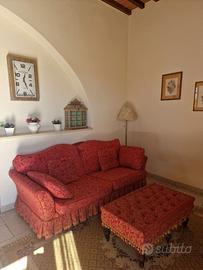 Divano rosso con poggiapiedi