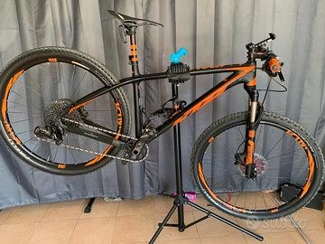 mtb ktm 29 in telaio in carbonio. 