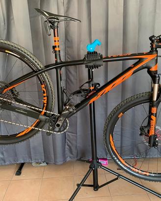 mtb ktm 29 in telaio in carbonio. 