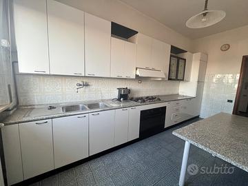 cucina, divano, libreria a specchio, rete