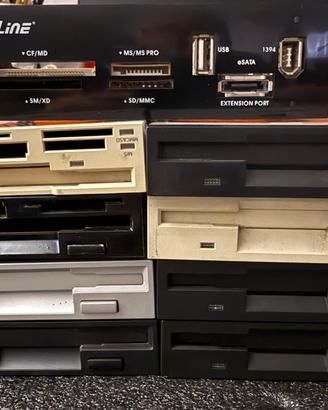 8 lettori floppy 2,5” + 2 DVD + accessori