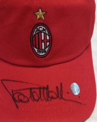 Cappellino Milan autografato da Maldini