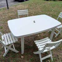 tavolo con sedie da campeggio