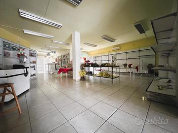 In centro locale commerciale di mq 140 utili