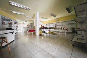 In centro locale commerciale di mq 140 utili