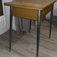 Tavolino con cassetto da collezione