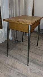 Tavolino con cassetto da collezione