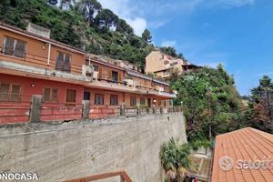 Acqualadrone, bivani ristrutturato con garage di