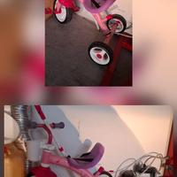 Triciclo con bastone posteriore