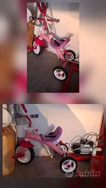 Triciclo con bastone posteriore