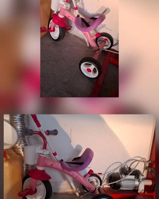 Triciclo con bastone posteriore