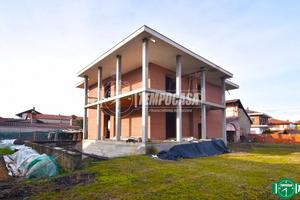 VILLA LIBERA SU 4 LATI