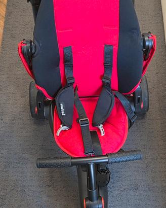 SmarTrike triciclo per bambini rosso e nero.