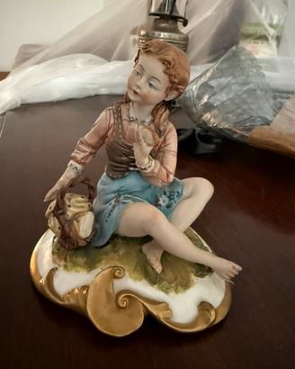 Statuina Capodimonte bambina con cestino