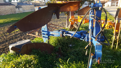 Aratro monovomere reversibile