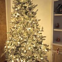 Albero di Natale innevato con base tronco