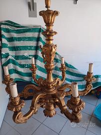 Lampadario in legno dorato