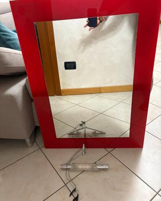 Specchio rosso per bagno con lampada