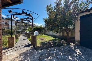 Castanea - Indipendente con corte di 350 mq