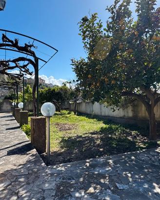 Castanea - Indipendente con corte di 350 mq