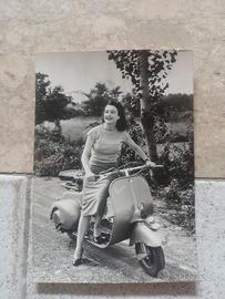 Cartolina vespa piaggio faro basso ragazza