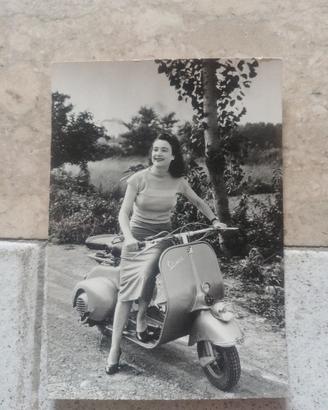 Cartolina vespa piaggio faro basso ragazza