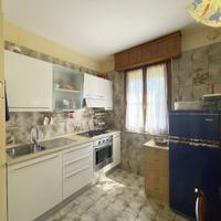 Cucina, tavolo, sedie e lavatrice