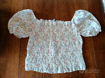 Crop top bianco a fiorellini con maniche a sbuffo