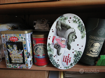 Scatole di latta e cartone