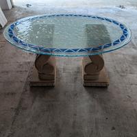 tavolino con colonne in tufo e vetro lavorato