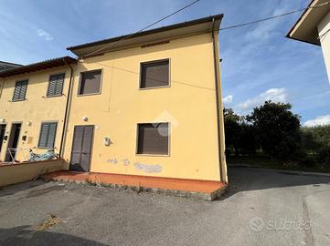 CASA DI CORTE A ALTOPASCIO