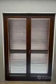 Stock di infissi in pregiato legno