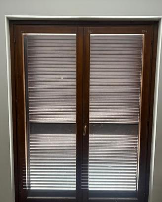 Stock di infissi in pregiato legno