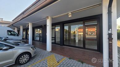 Negozio fronte strada con parcheggio