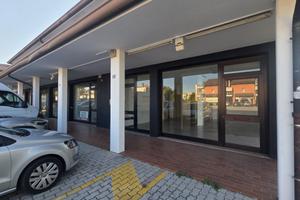 Negozio fronte strada con parcheggio