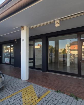 Negozio fronte strada con parcheggio