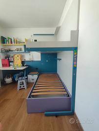 Struttura letto a castello con scrivania e mensole