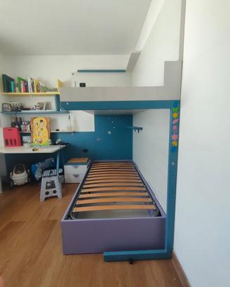 Struttura letto a castello con scrivania e mensole