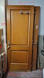 porta in legno massello con bugne