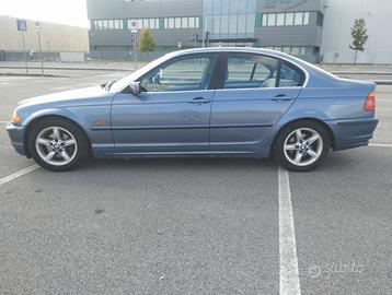 BMW 320i con il 6 cilindri a benzina originale.