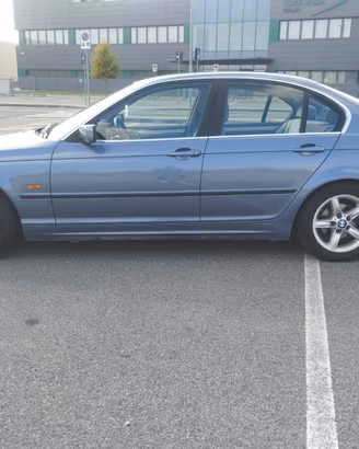 BMW 320i con il 6 cilindri a benzina originale.