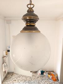 Lampadario vintage in vetro satinato e ottone