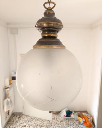 Lampadario vintage in vetro satinato e ottone