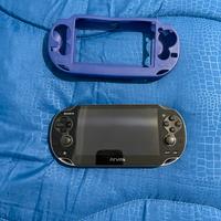 PS Vita con caricabatterie, custodia e cover