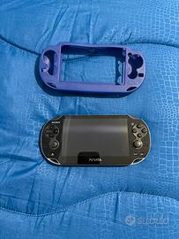 PS Vita con caricabatterie, custodia e cover