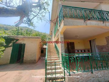 Casa, Santa Cristina Gela.