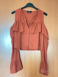 Top color terracotta con volant e spalle scoperte