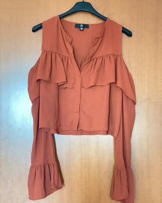 Top color terracotta con volant e spalle scoperte